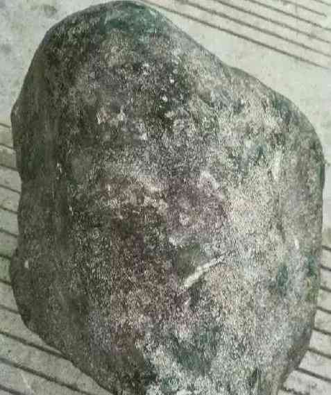 買了翡翠原石回家自己怎么切(買了翡翠原石回家自己怎么切斷)