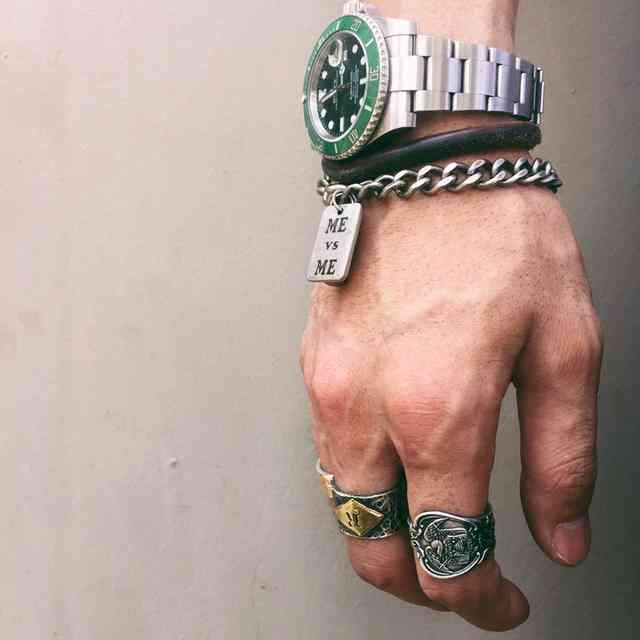 男生右手無名指戴戒指(男生右手無名指戴戒指說明什么)