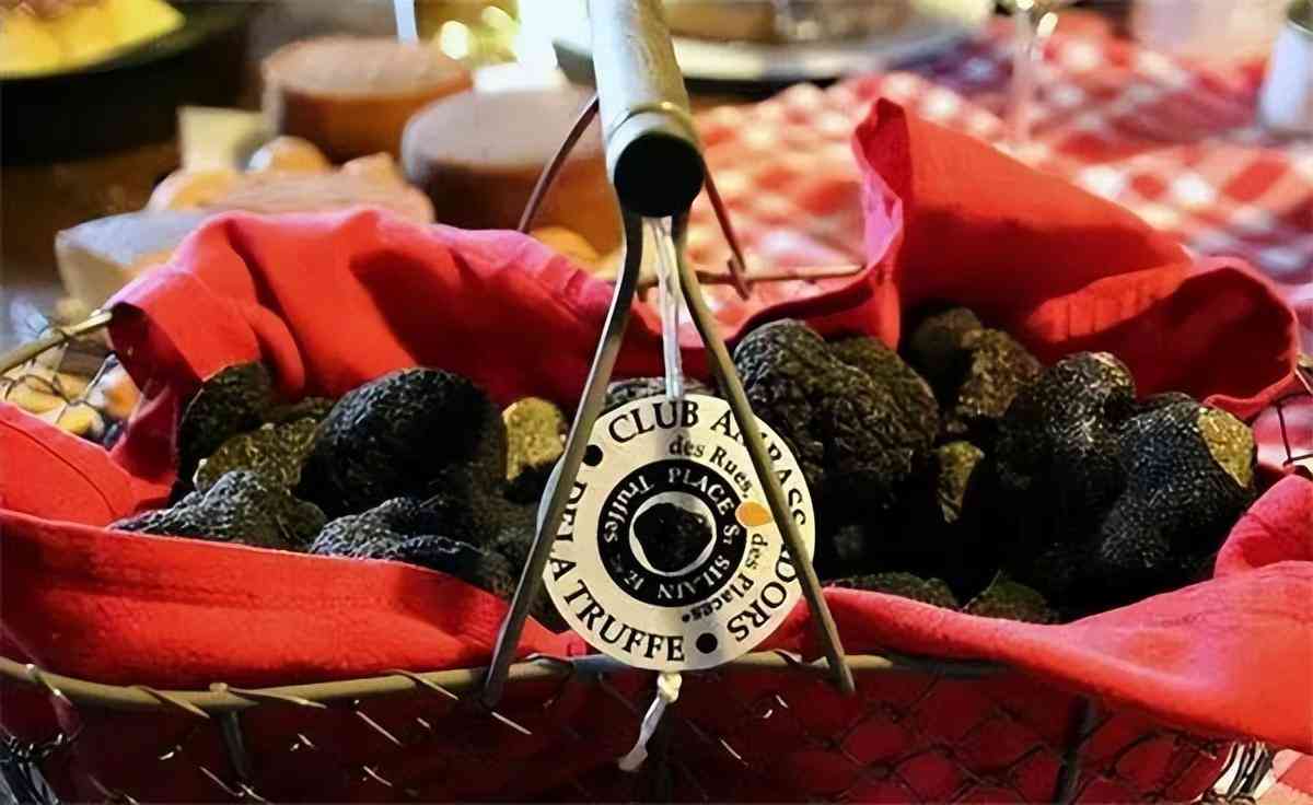 黑色鉆石多少一克拉(黑色鉆石多少一克拉啊)