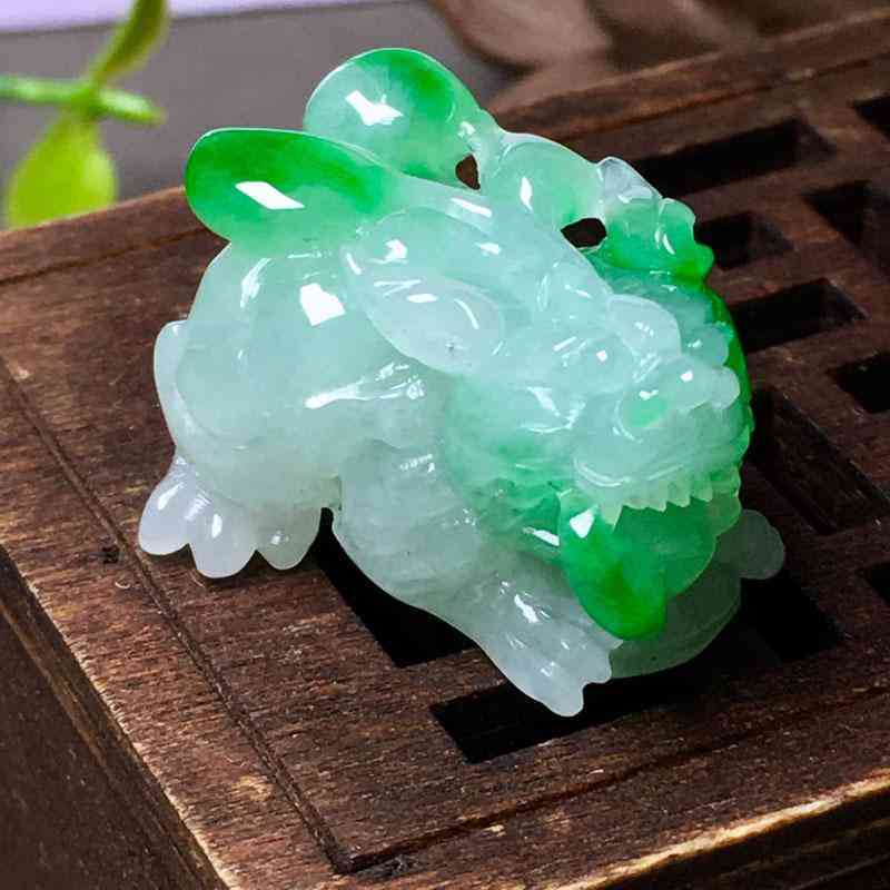 女人適合戴翡翠貔貅吊墜嗎(女人戴翡翠貔貅的佩戴忌諱)