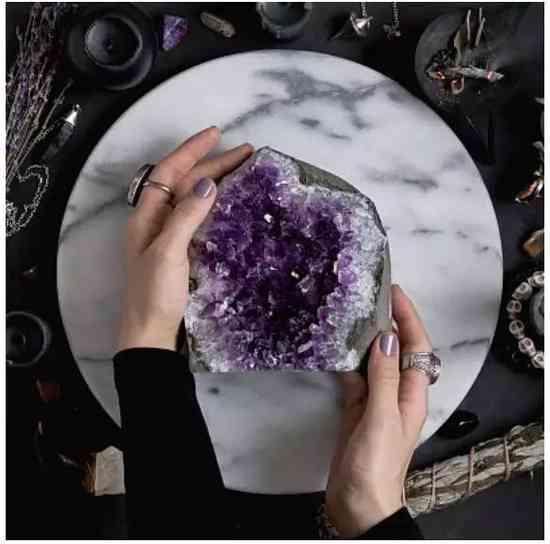 紅鋯石是什么(紅鋯石是什么顏色的)