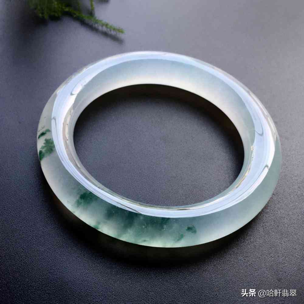 翡翠鐲子飄綠的好還是不飄綠的好(翡翠手鐲是飄花的好還是純色的好)