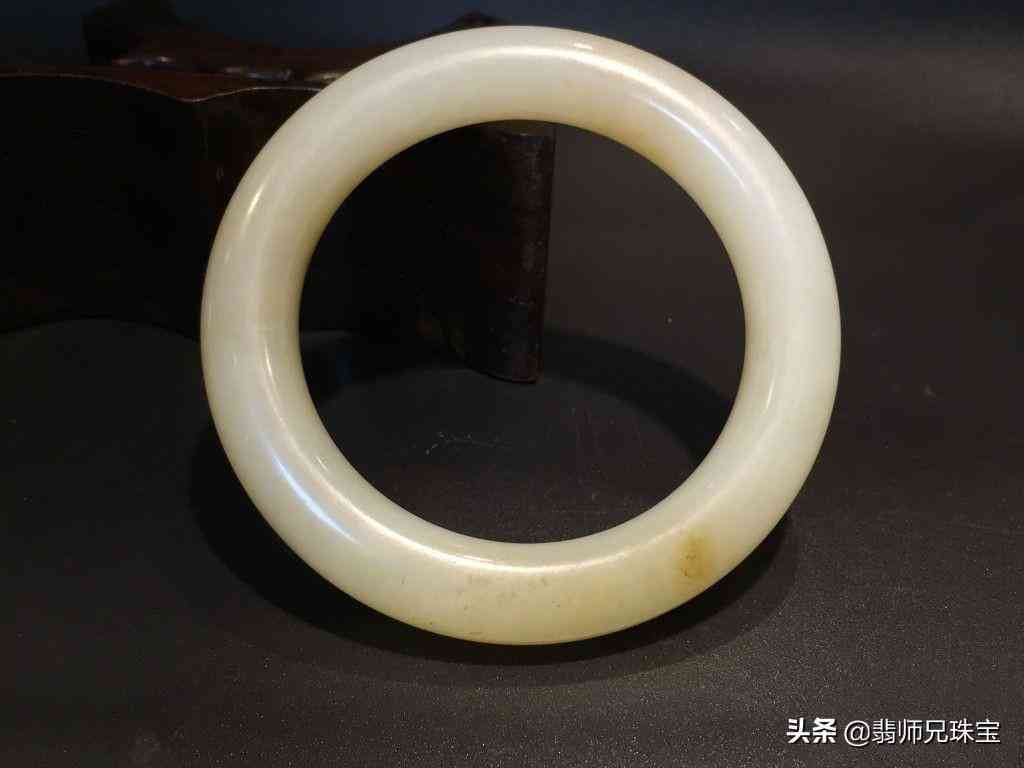 和田玉手鐲真假鑒定方法簡單(和田玉手鐲真假鑒定方法簡單視頻)