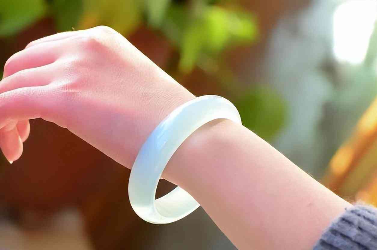 戴玉鐲子有什么好處(戴玉鐲子有什么好處與禁忌)