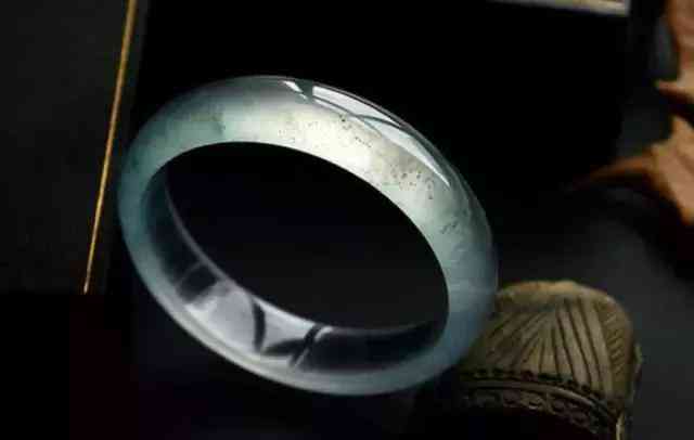 翡翠手鐲的寓意(翡翠手鐲的寓意和象征)