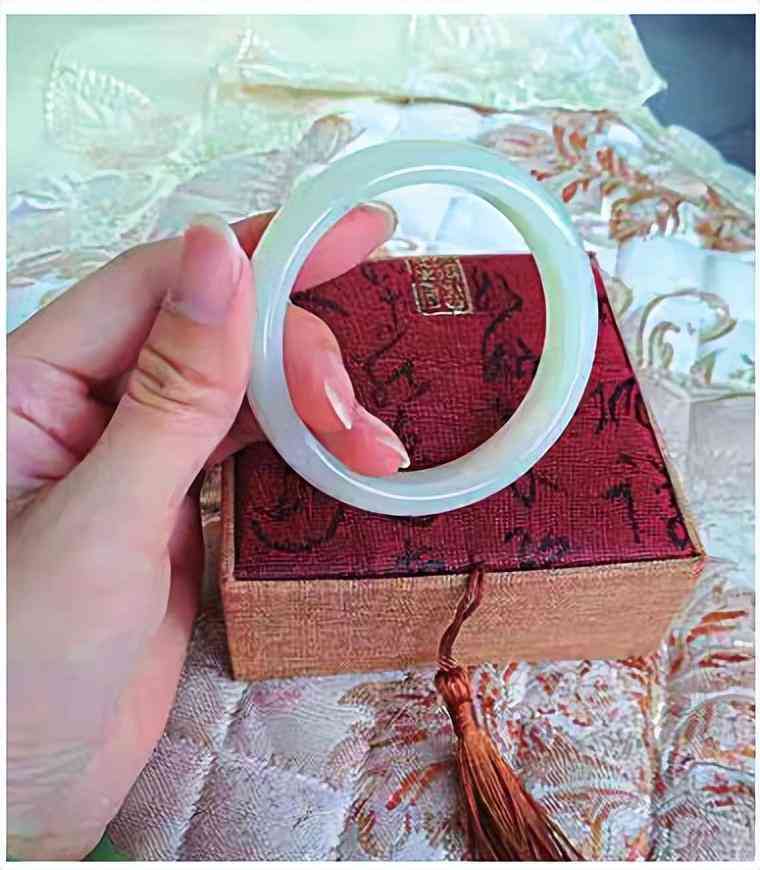 玉手鐲多少錢的是正品(翡翠手鐲多少錢的是正品)