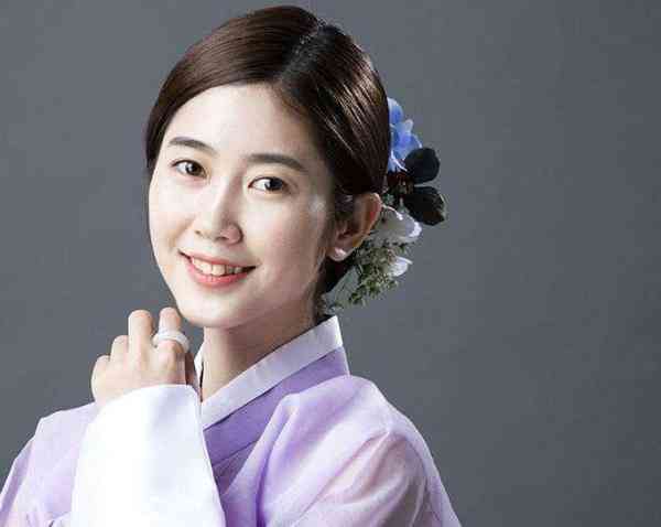 帶玉手鐲對(duì)女性有什么好處(帶玉手鐲對(duì)女性有什么好處四十多歲帶哪種玉好)