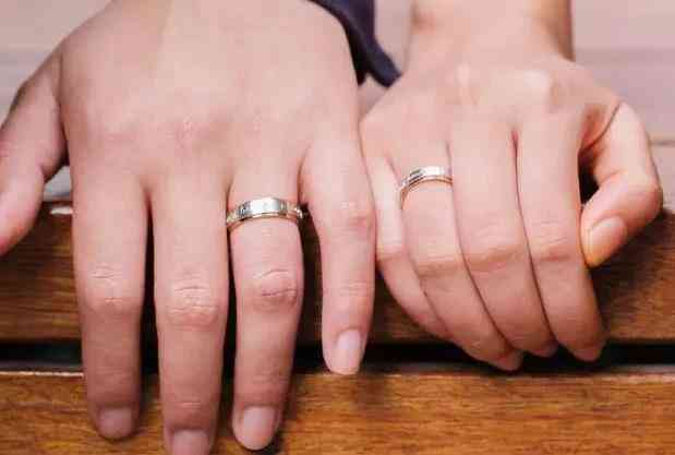 男生婚戒戴哪只手(女生訂婚戒指戴哪只手)