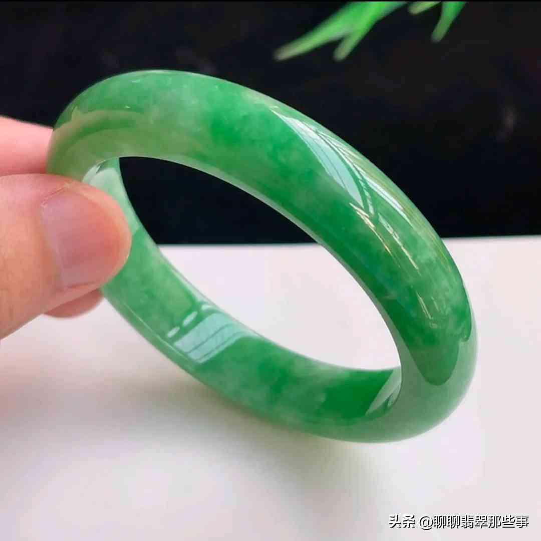 糯化種翡翠手鐲價格(糯化種翡翠手鐲價格質(zhì)量好嗎)