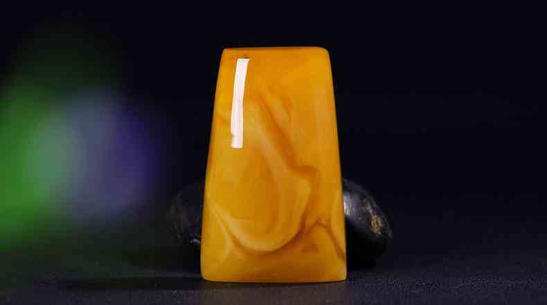 琥珀手鏈的功效與作用(琥珀手鏈的功效與作用佩戴禁忌)