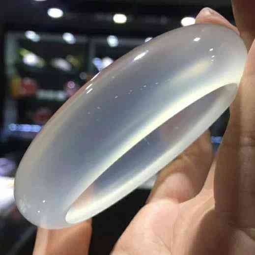 真假瑪瑙手鐲鑒別方法(真假瑪瑙手鐲鑒別方法視頻)