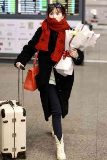 女士右手中指戒指(女士右手手中指戒指)