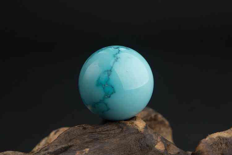 孔雀石和綠松石哪個貴(孔雀石和綠松石哪個貴些)