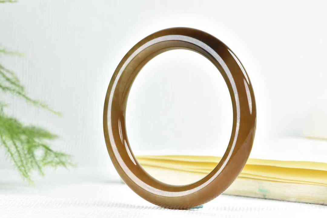 怎么判斷手鐲是不是玉的(怎么判斷手鐲是不是玉的還是玻璃)