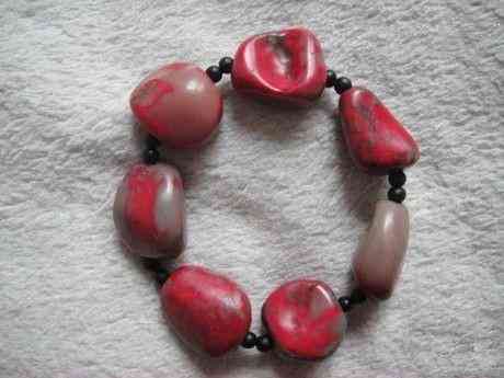 雞血石手串(雞血石手串的寓意)