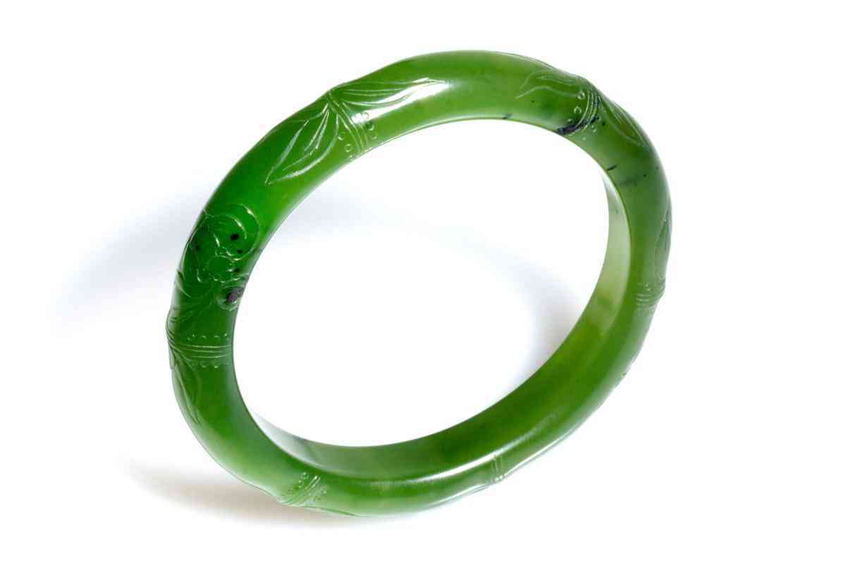 女人帶瑪瑙好還是玉好(女人帶瑪瑙好還是玉好玉)