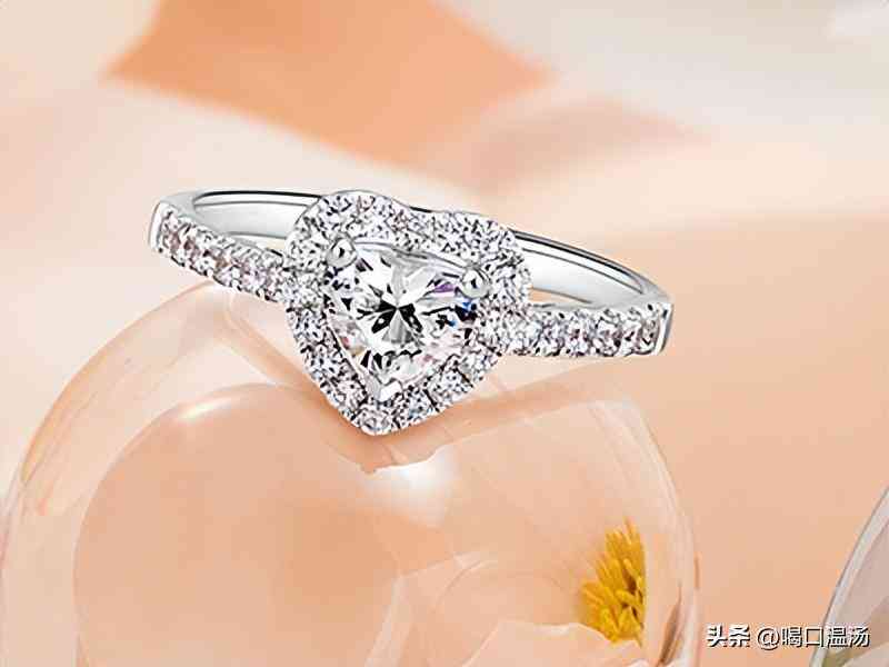 情人節(jié)買什么禮物送情人(情人節(jié)買什么禮物送情人男)