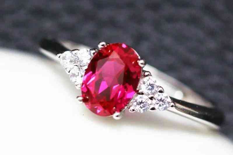 托帕石佩戴禁忌(托帕石佩戴禁忌有哪些)