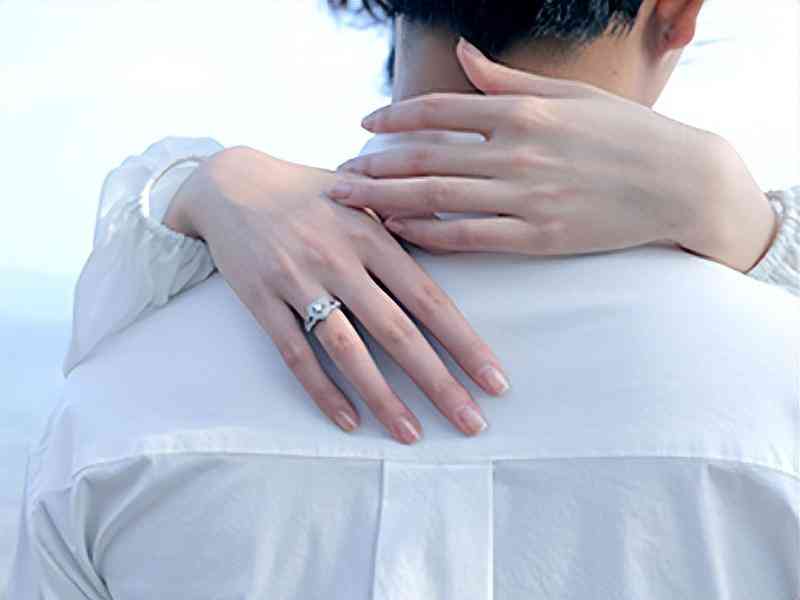 一對(duì)婚戒多少錢(qián)(一對(duì)婚戒多少錢(qián)合適)