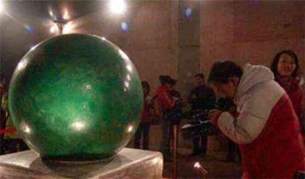 天然夜光石一般多少錢(天然熒光石價(jià)值多少錢)