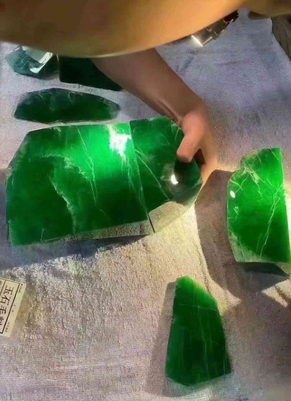 什么顏色玉手鐲最好(什么顏色的玉手鐲質(zhì)量最好)