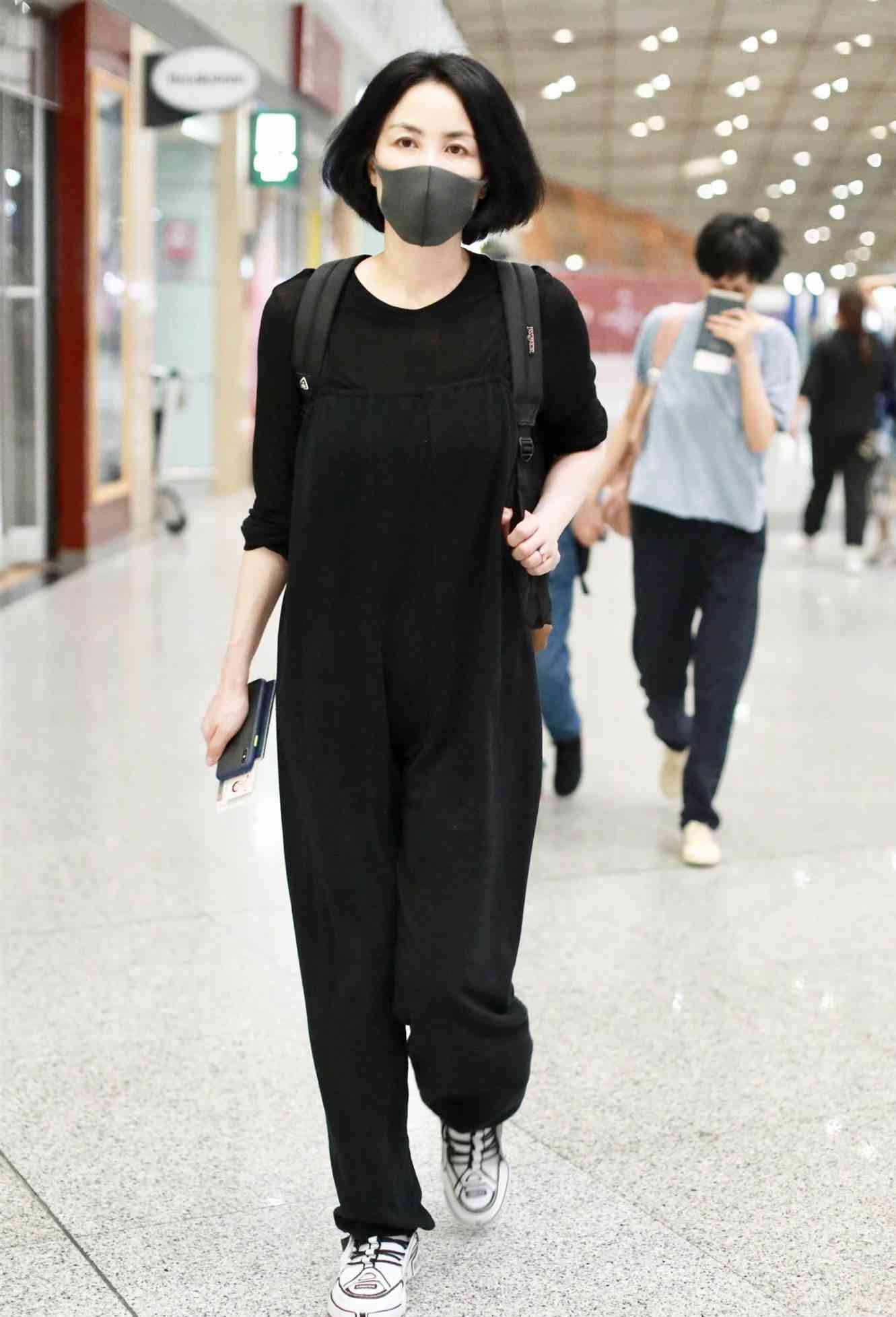 女士右手無名指戒指(女士右手無名指戒指是什么意思)