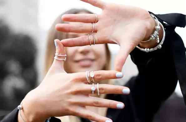 兩個(gè)戒指怎么戴好看(男生兩個(gè)戒指怎么戴好看)