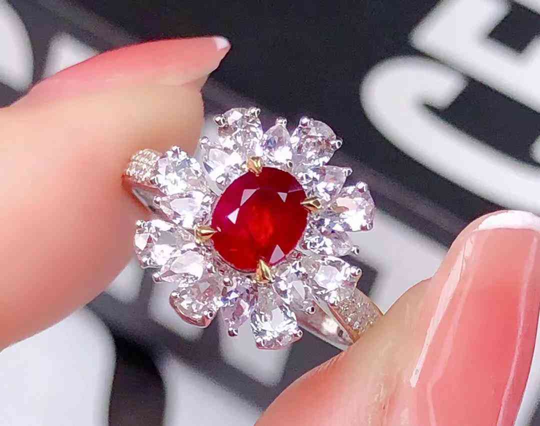 鴿血紅寶石戒指(鴿血紅寶石戒指陪什么戒托好看)