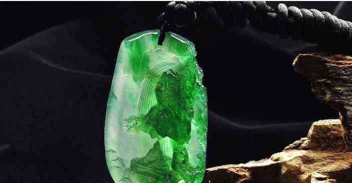 怎么鑒別翡翠手鐲的真假(怎么鑒別翡翠手鐲的真假視頻教程)