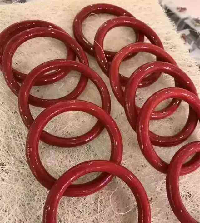紅珊瑚手鐲(紅珊瑚手鐲都是拼接的嗎)
