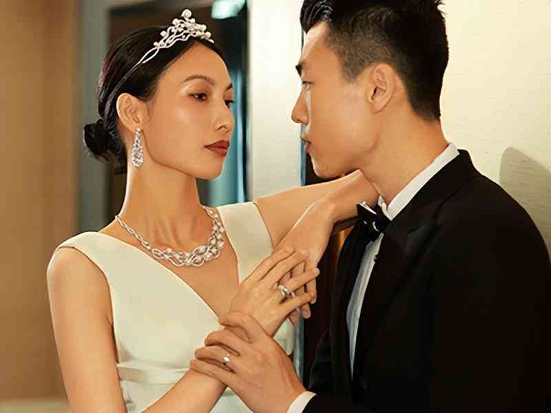 結(jié)婚戒指女的戴哪只手(結(jié)婚戒指女的戴哪只手是正確的)