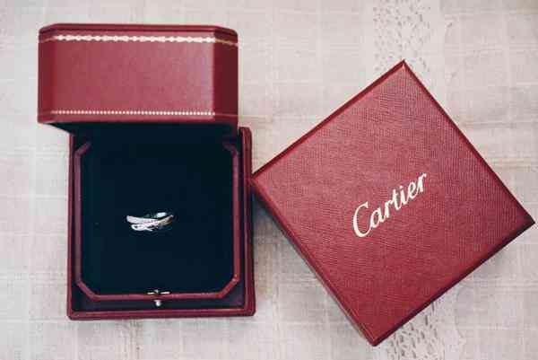 卡地亞戒指三色金(卡地亞戒指三色金里面寫的什么)