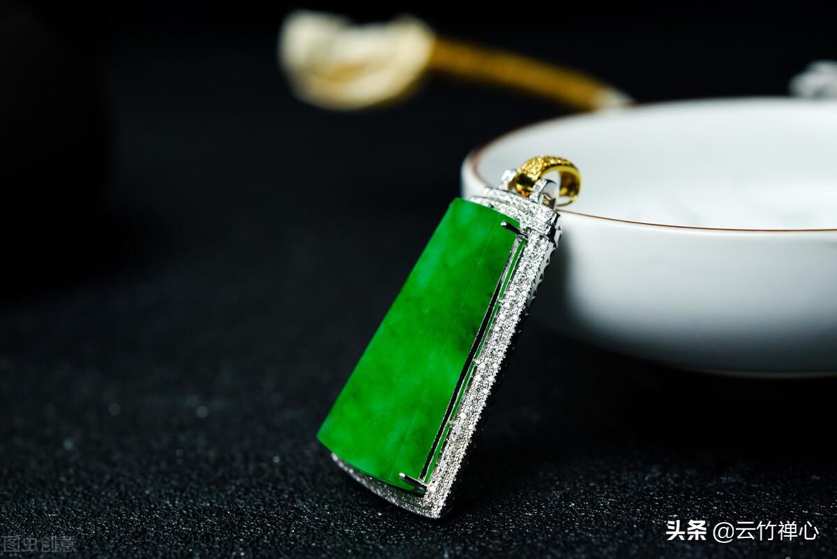 翡翠手鐲a貨是什么意思(翡翠玉手鐲a貨和a是什么意思呀)