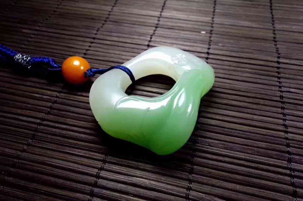 阿富汗玉手鐲多少錢(qián)一只(阿富汗玉手鐲多少錢(qián)一只圖片)