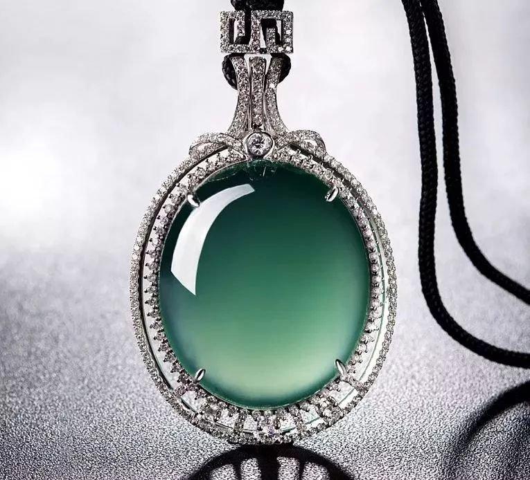 翡翠為什么要泡鹽水(翡翠佩戴前需要泡下鹽水嗎)