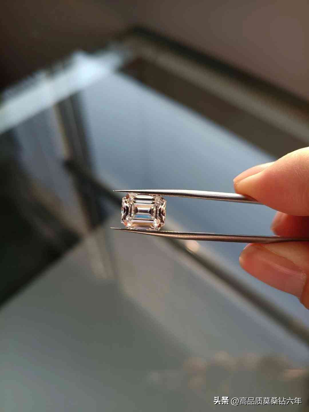 莫桑石戒指一般多少錢(莫桑石戒指一般多少錢一克拉)