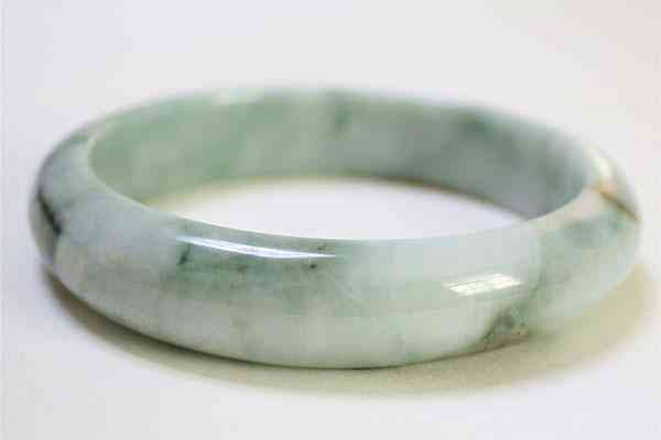 戴玉鐲子的好處與禁忌(戴玉鐲子的好處與禁忌有哪些)