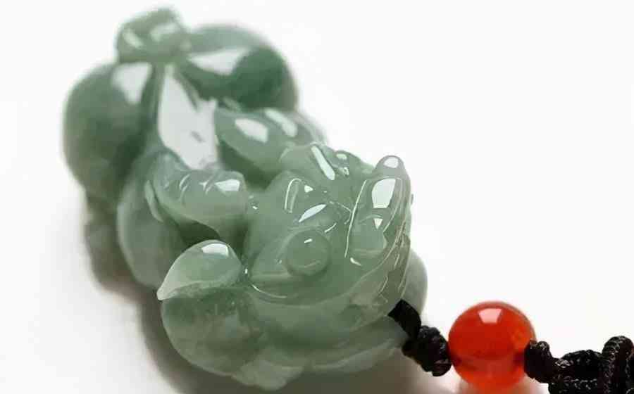 翡翠貔貅吊墜寓意(翡翠貔貅吊墜的寓意及功效)