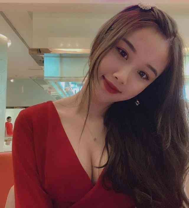 女人戴蜜蠟好還是翡翠好(女人戴蜜蠟的好處)