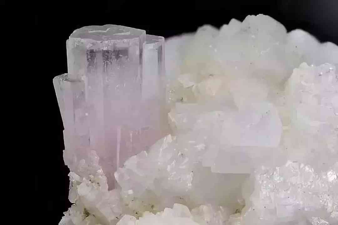 摩根石手串的功效與作用(摩根石手串的功效與作用禁忌)