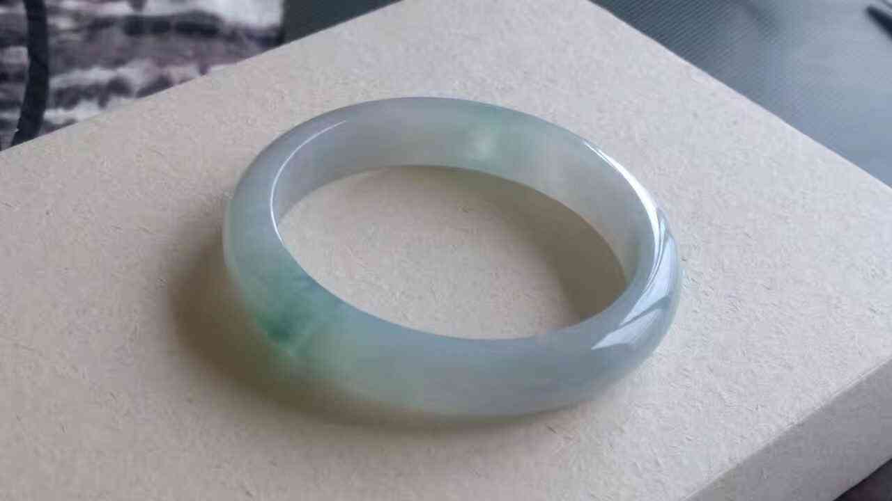 緬甸翡翠玉鐲一般多少錢(緬甸玉價格為什么那么便宜)