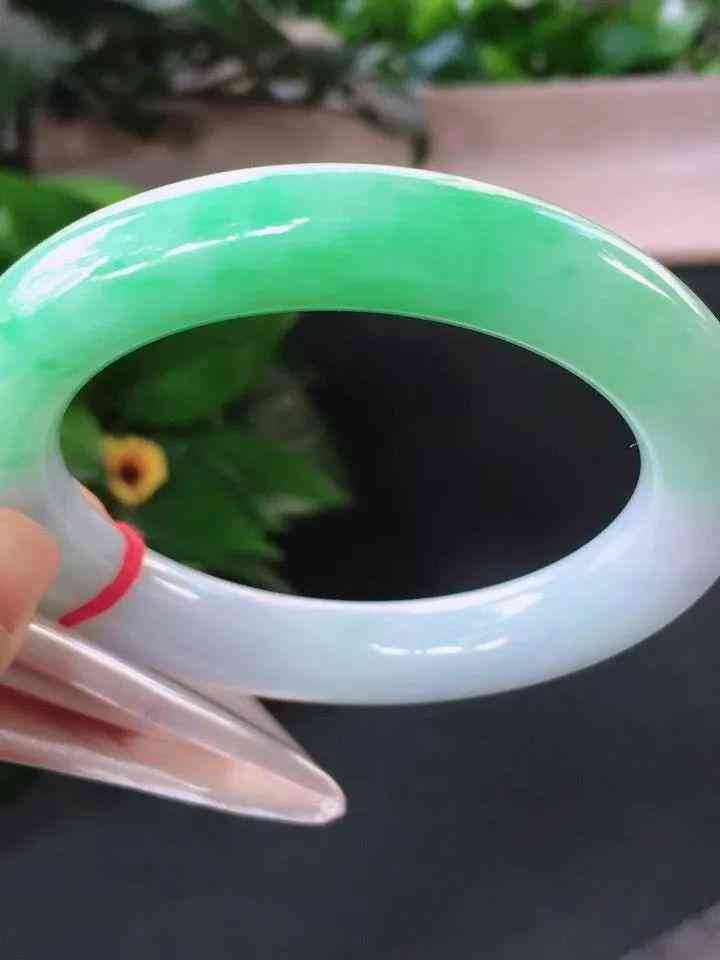 怎么鑒定翡翠的真?zhèn)?手電筒翡翠鑒別最直接方法)