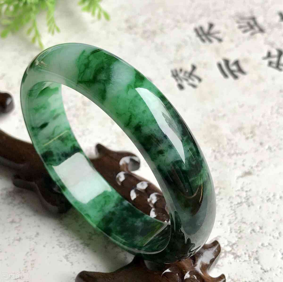 真假玉鐲鑒最簡單方法(真假玉鐲怎么辨認)