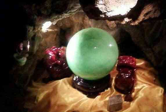 翡翠手鐲的功效與作用(翡翠手鐲真的對身體好嗎)