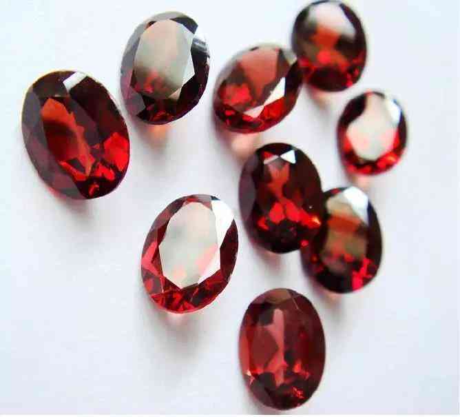 灰月光石的功效(灰月光石的功效與作用佩戴禁忌)