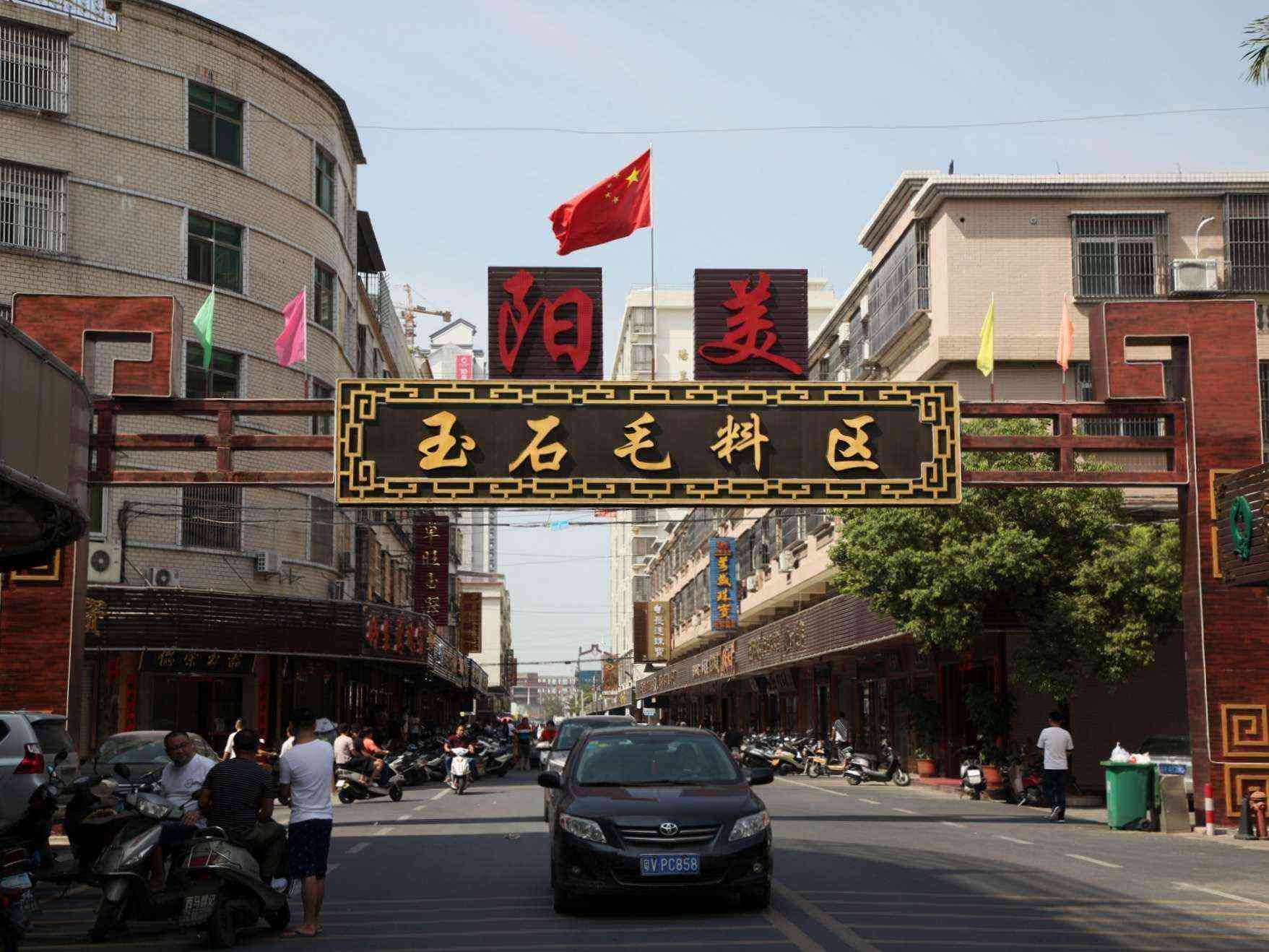 翡翠鐲子會越戴越透嗎(翡翠鐲子會越戴越亮嗎)