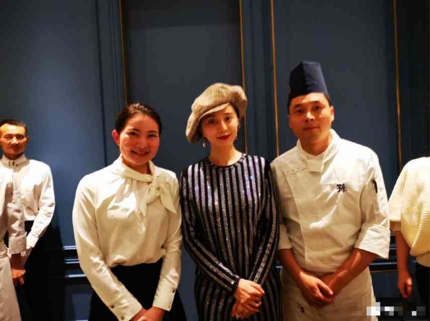 無名指戴戒指什么意思女(左手無名指戴戒指什么意思女)