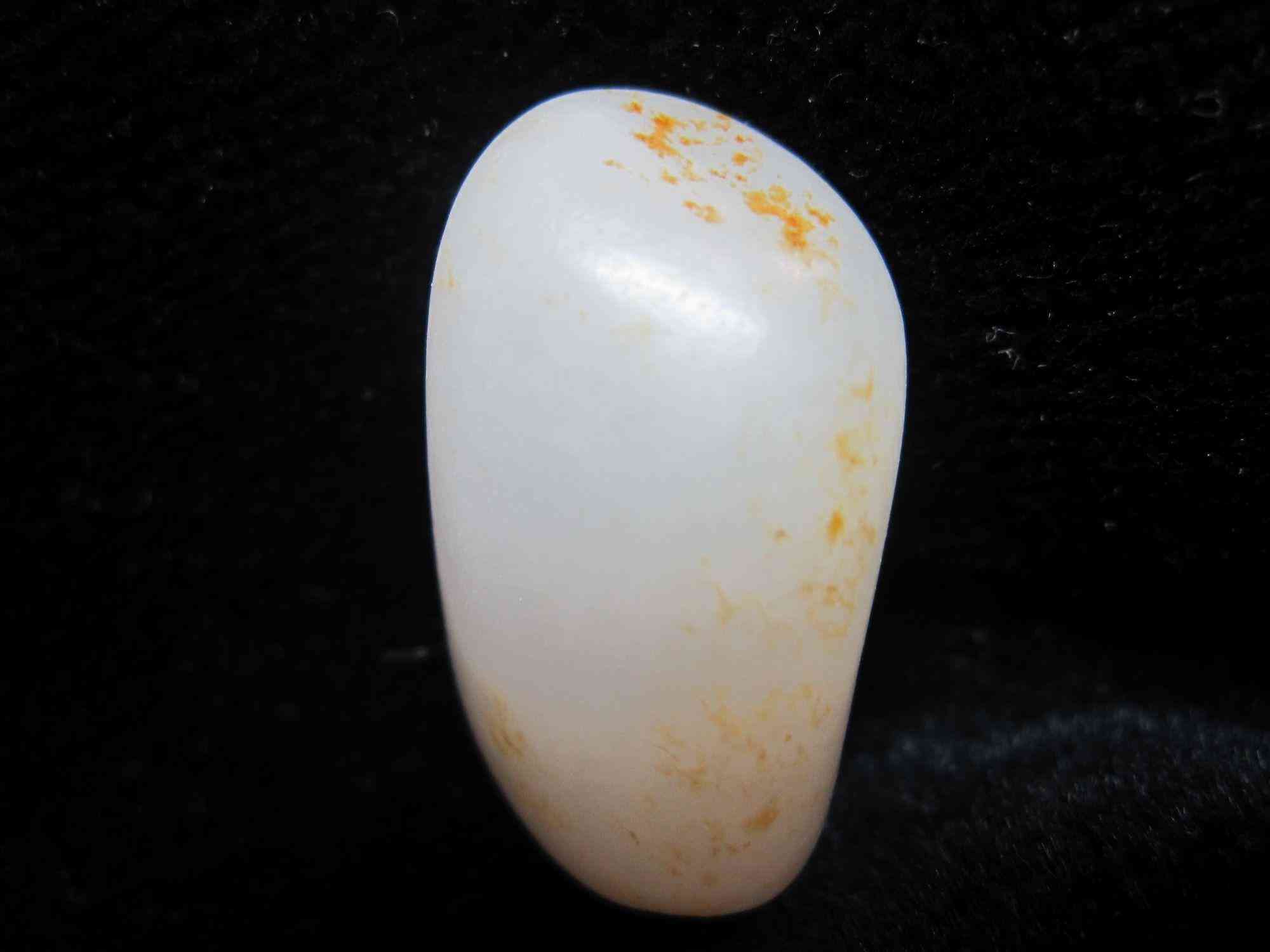 羊脂玉和翡翠的區(qū)別(羊脂玉和翡翠哪個(gè)硬度高)