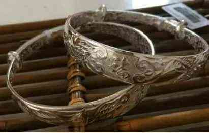 銀手鐲變黑怎么回事(手腕上的銀手鐲變黑怎么回事)