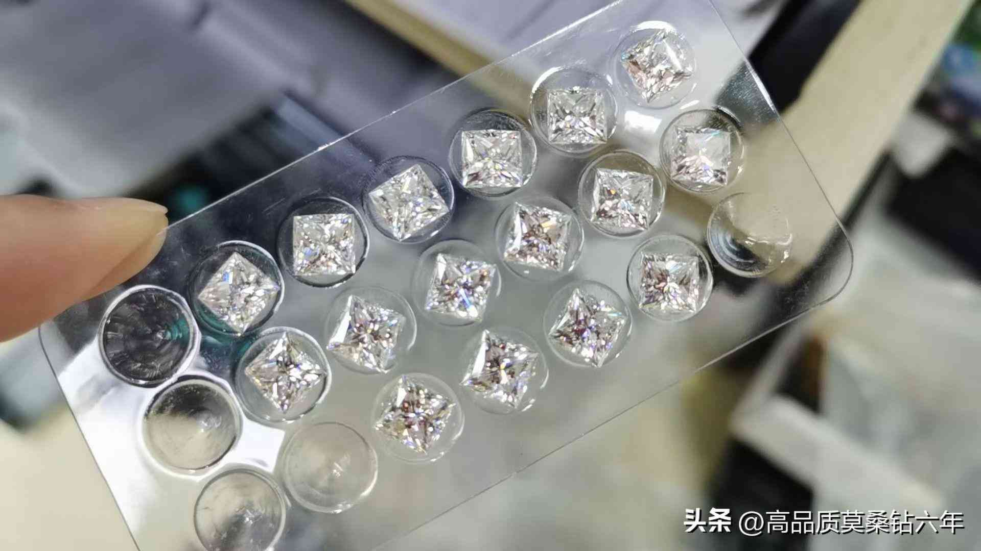 鋯石鉆戒會不會太假(鋯石戒指和鉆石戒指的區(qū)別)